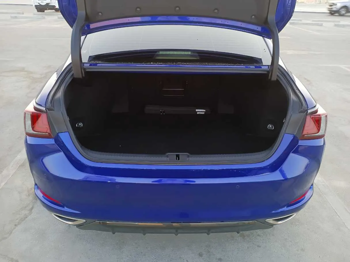 Car image 19