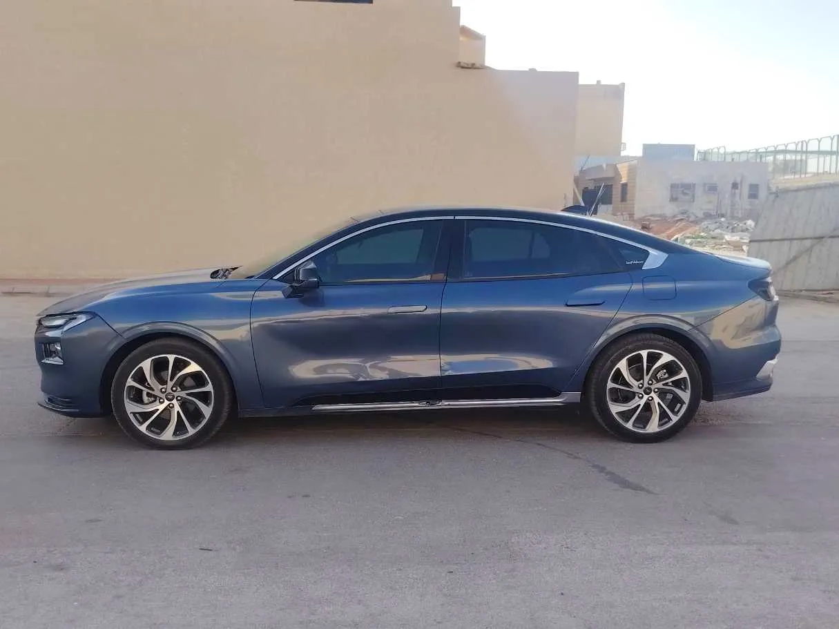 Car image 8