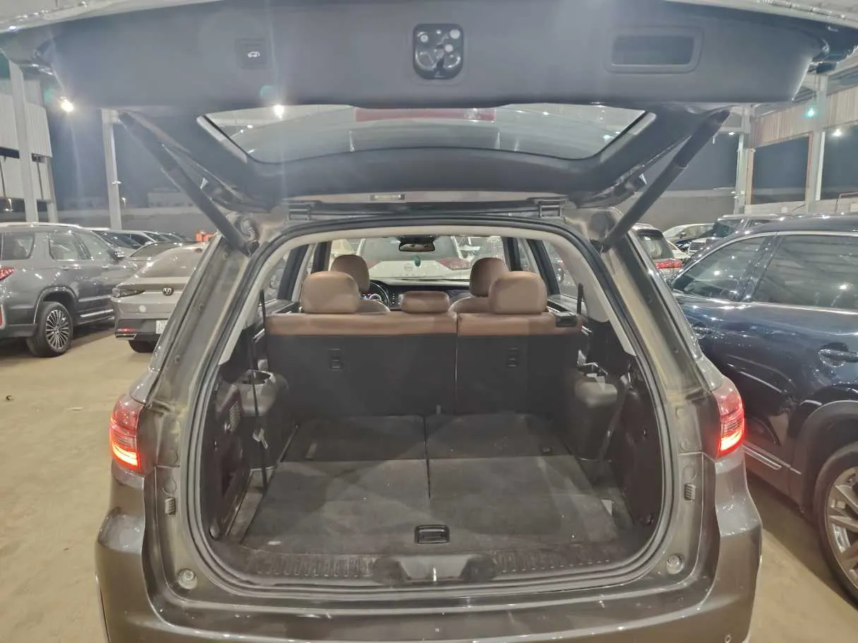 Car image 30