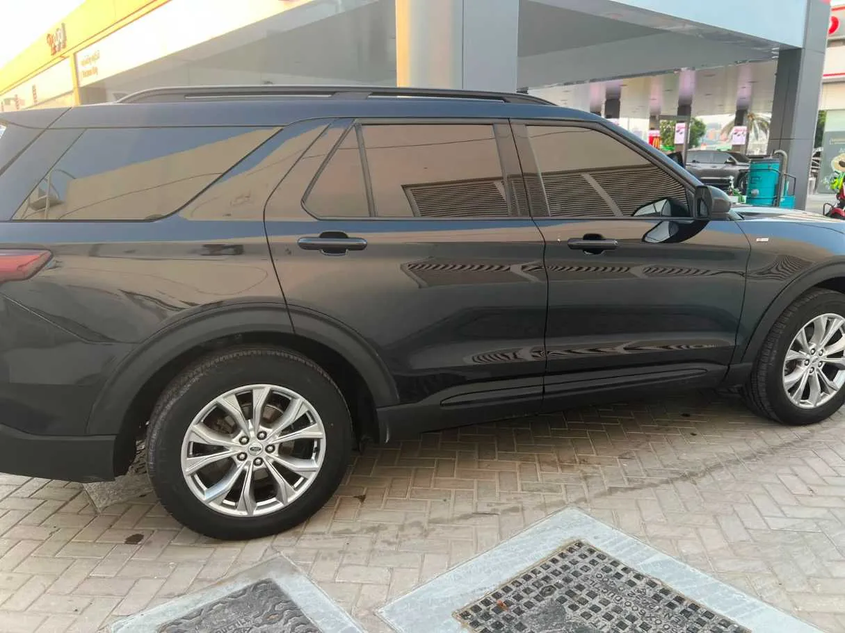 Car image 8
