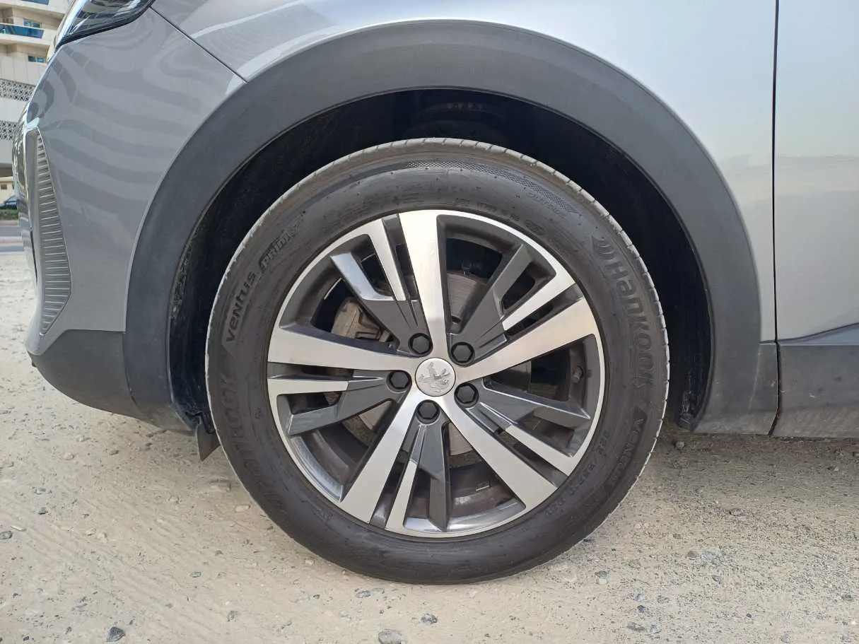 Car image 9