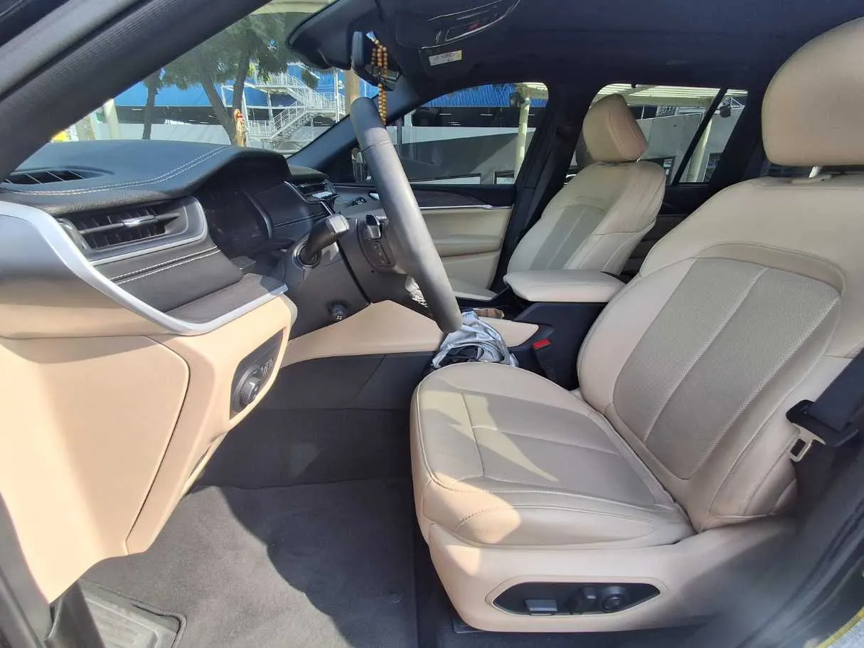 Car image 12