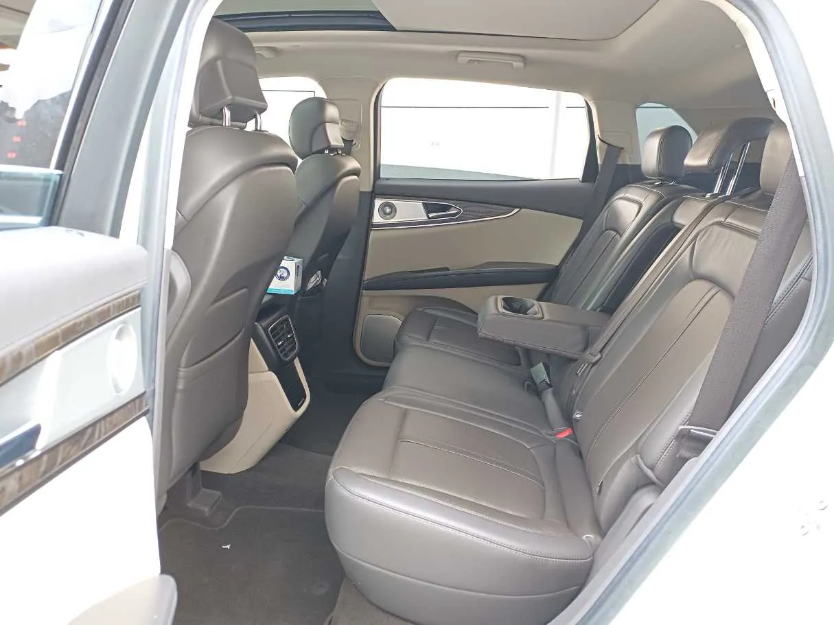 Car image 13