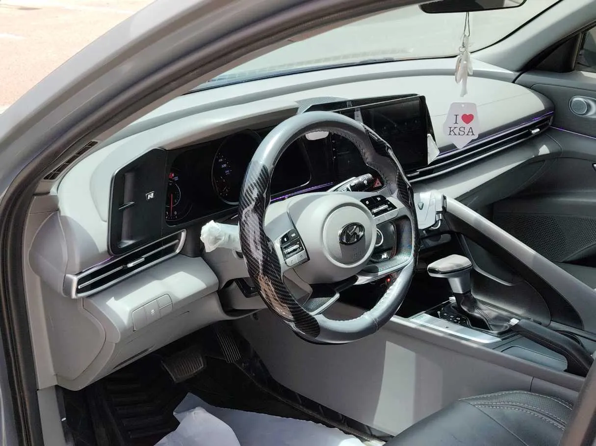 Car image 12