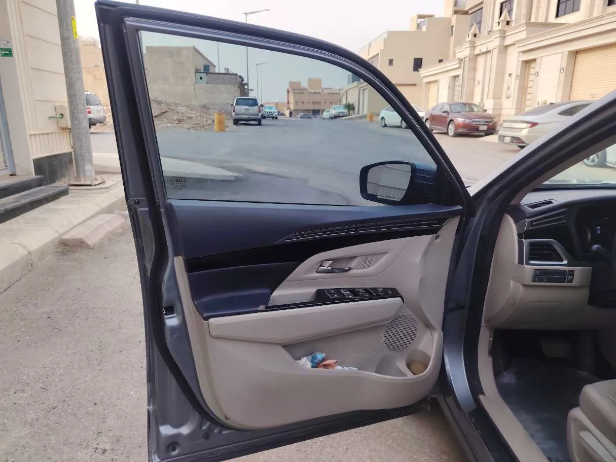Car image 11