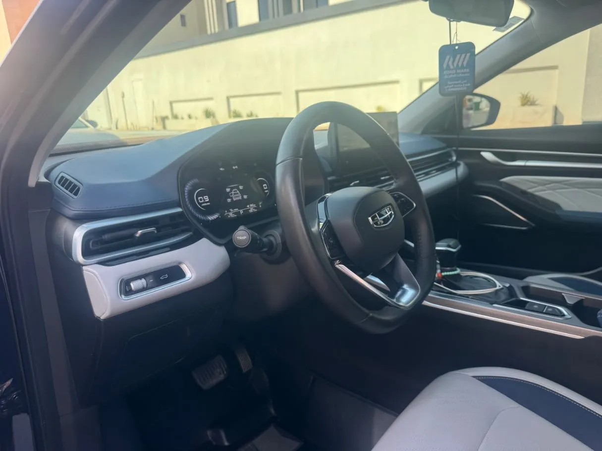 Car image 12