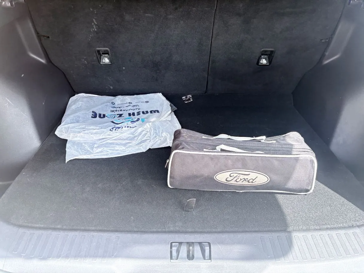 Car image 25