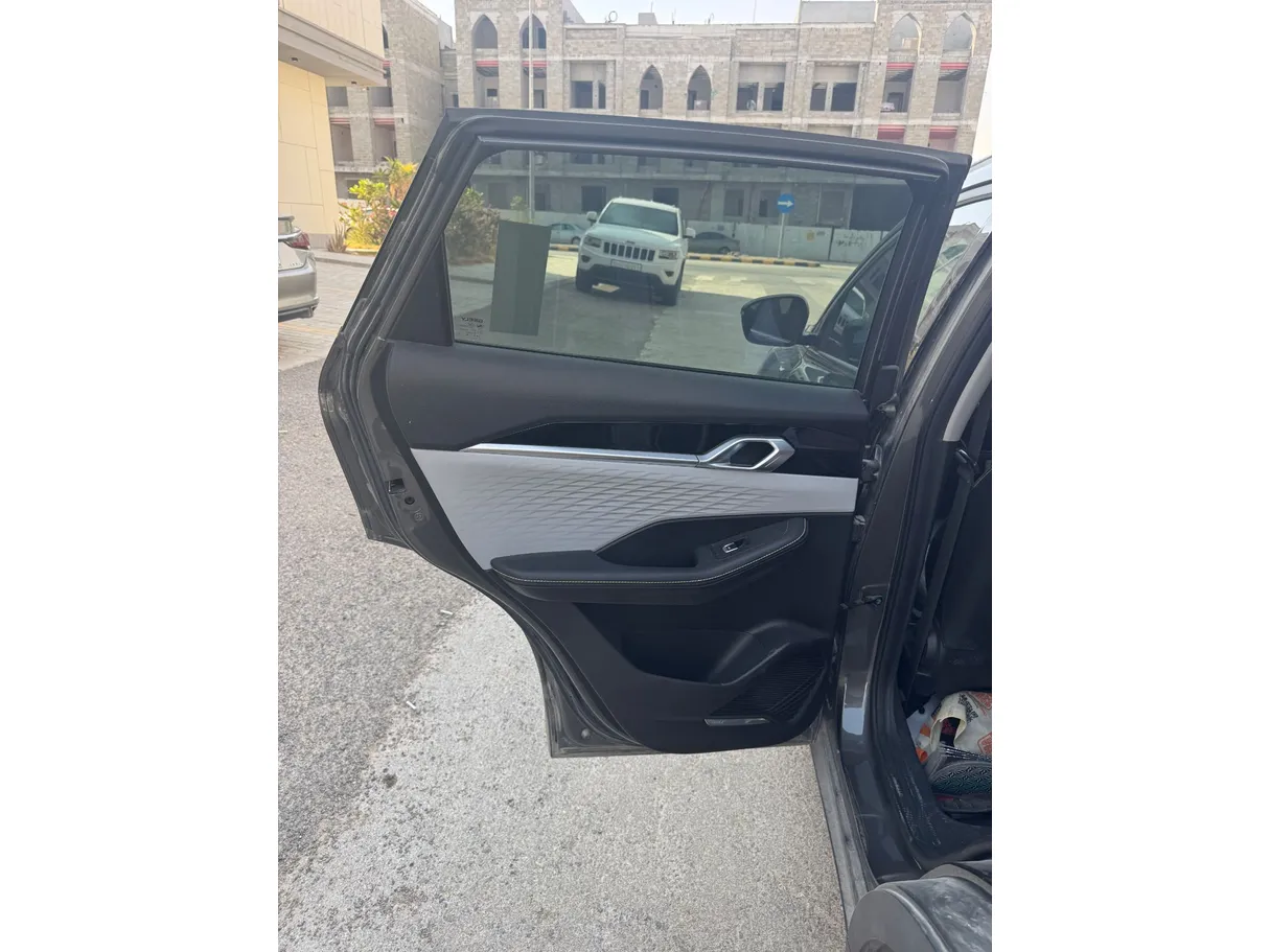 Car image 12
