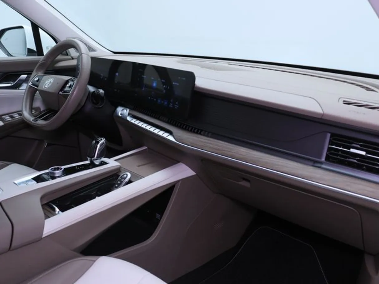 Car image 10