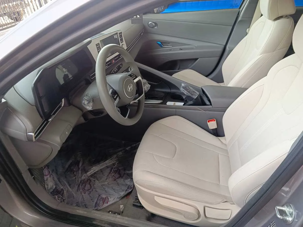 Car image 12