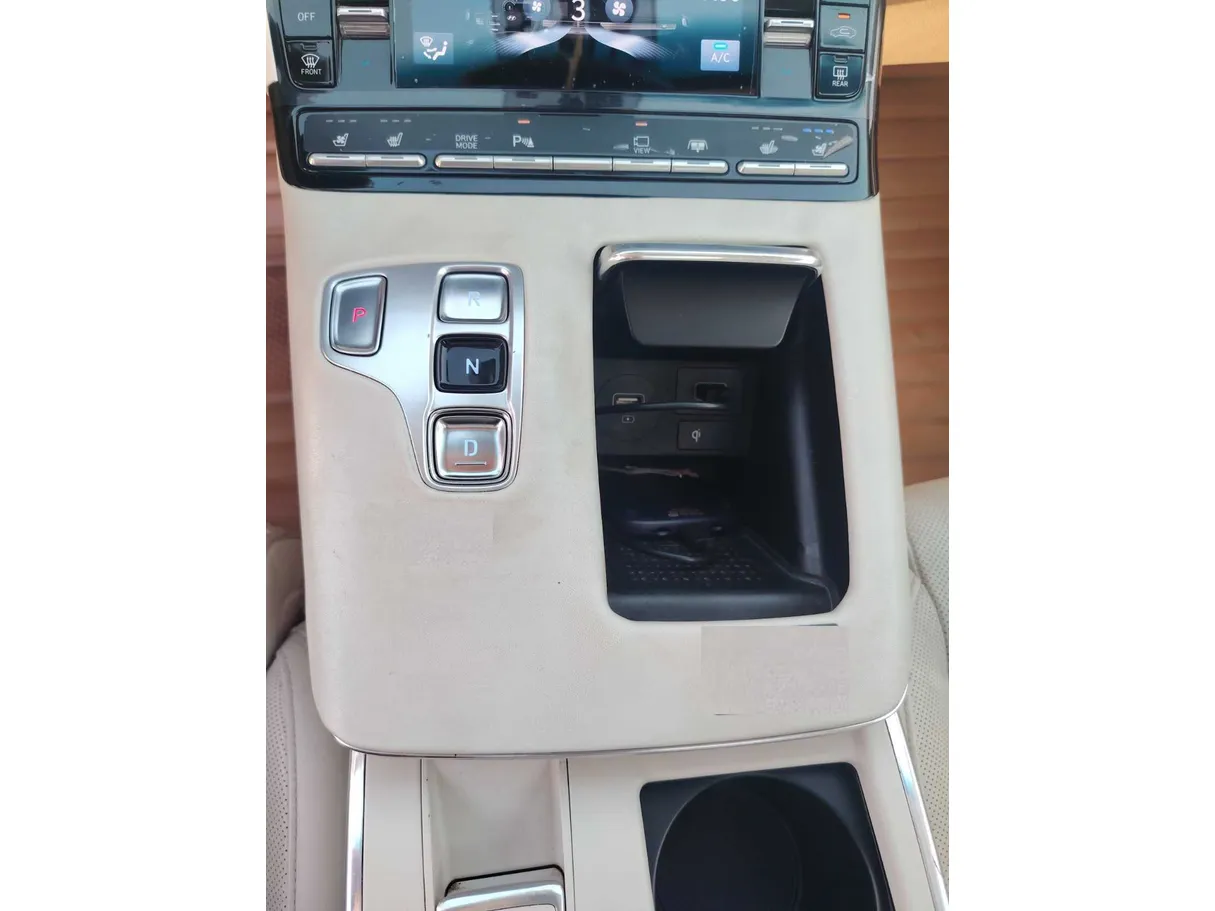 Car image 19