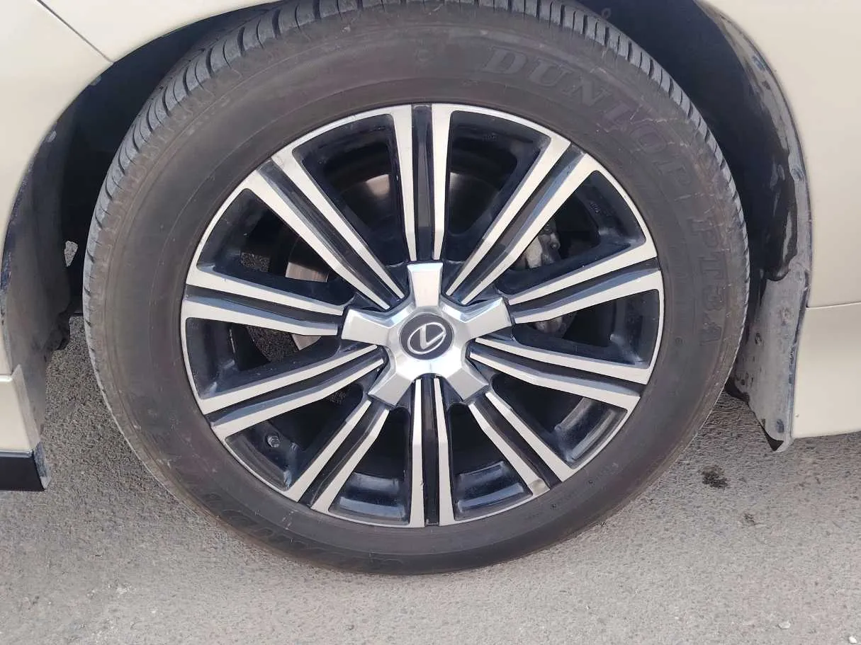 Car image 10