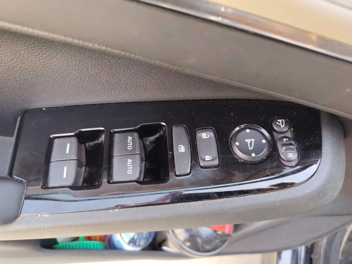 Car image 26