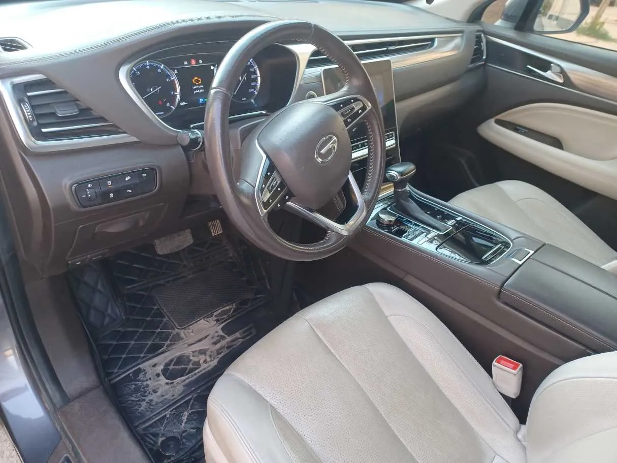 Car image 12