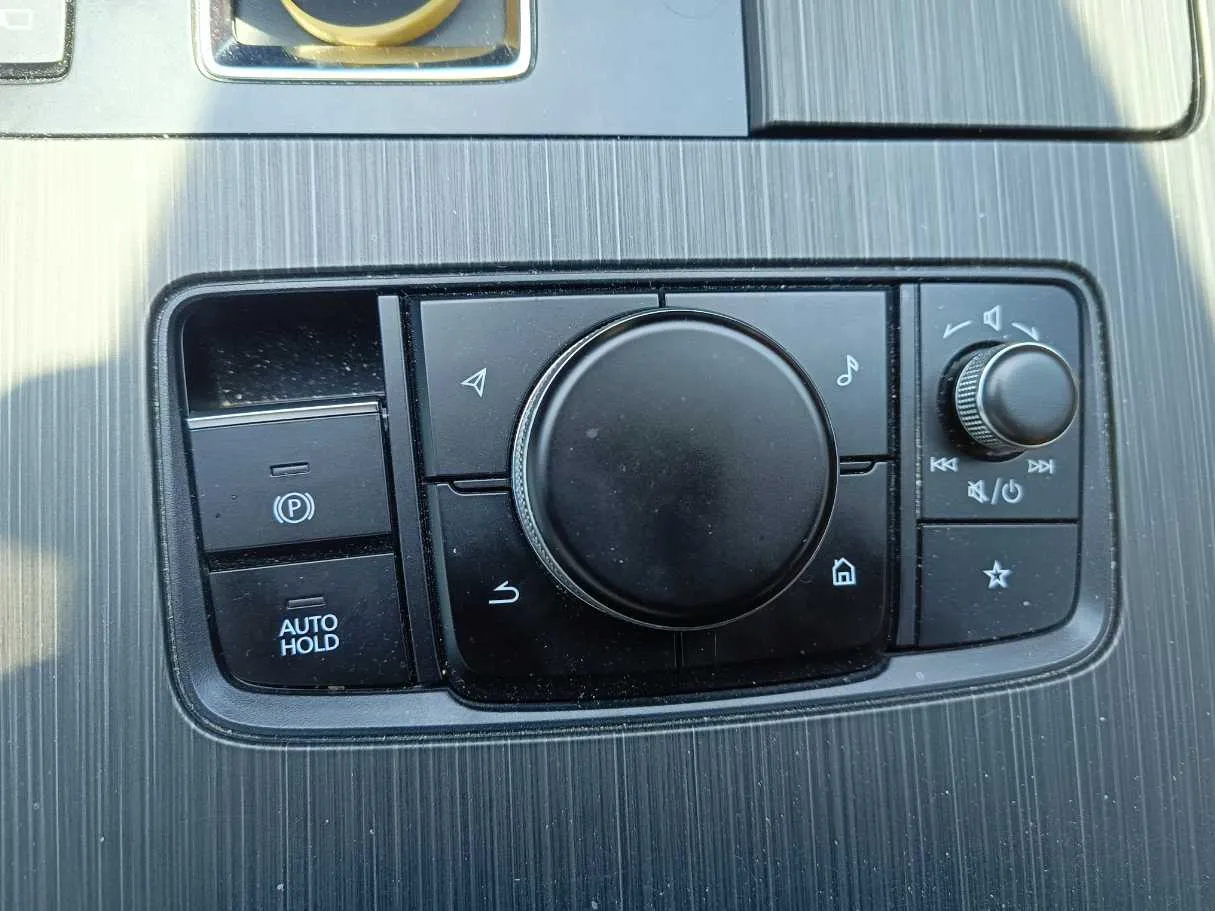 Car image 25
