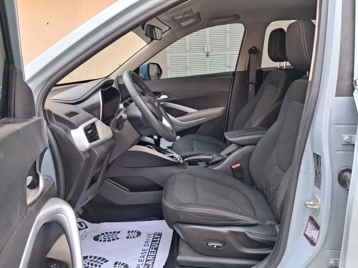 Car image 12