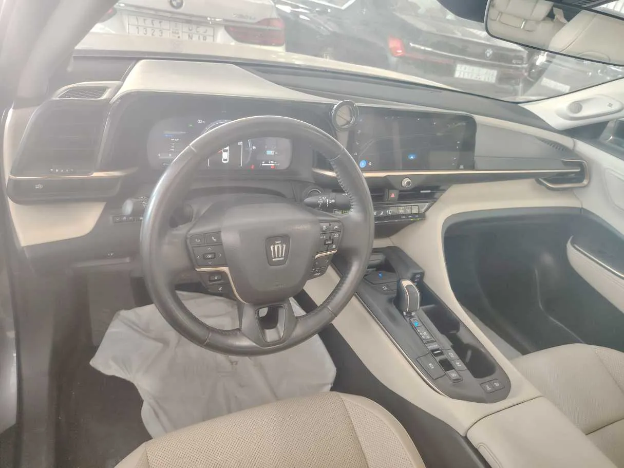 Car image 15