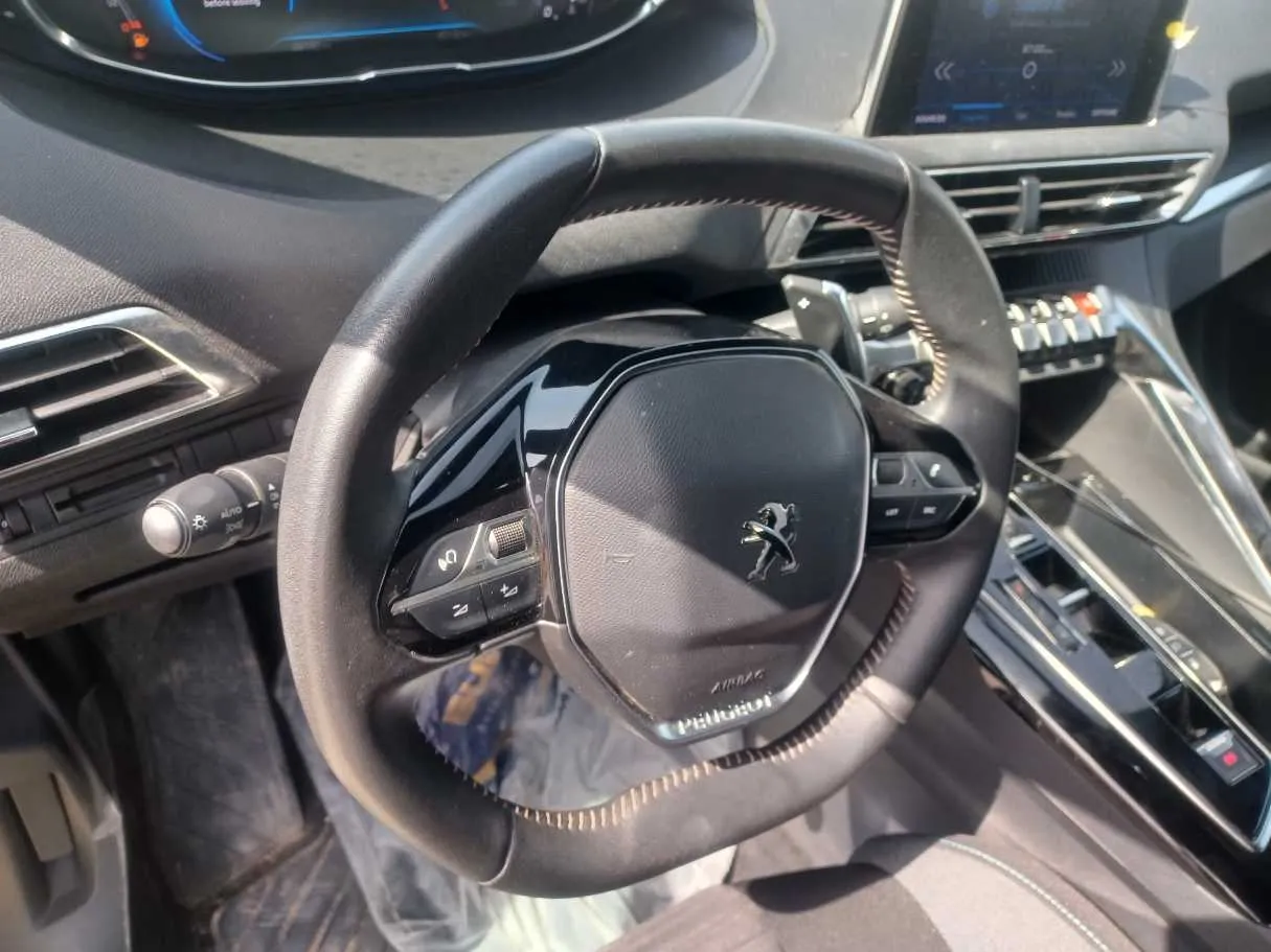 Car image 18