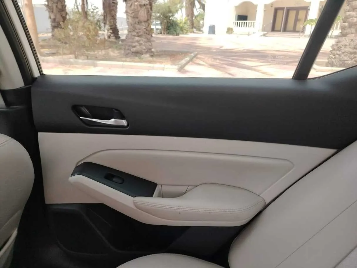 Car image 34