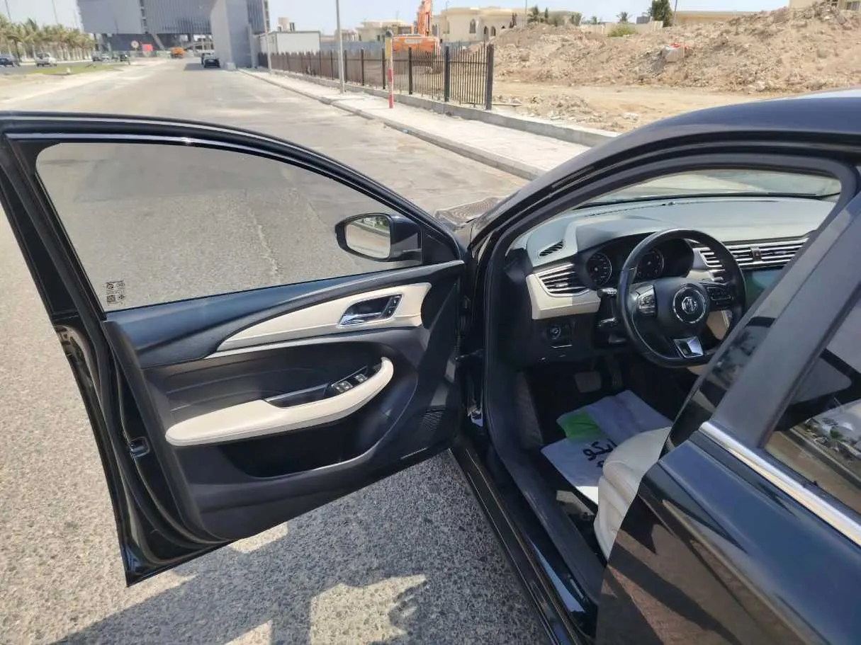 Car image 12