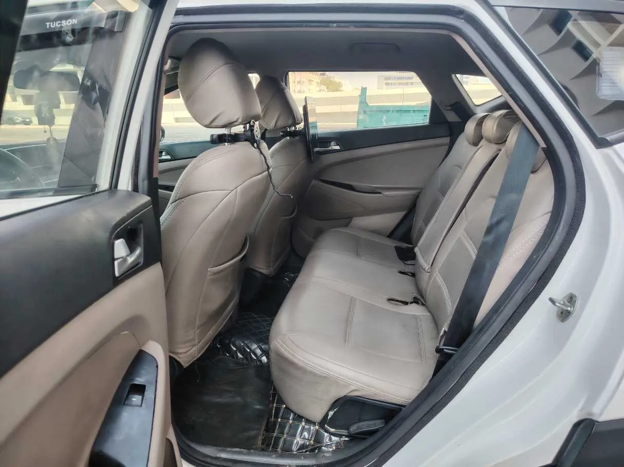 Car image 16