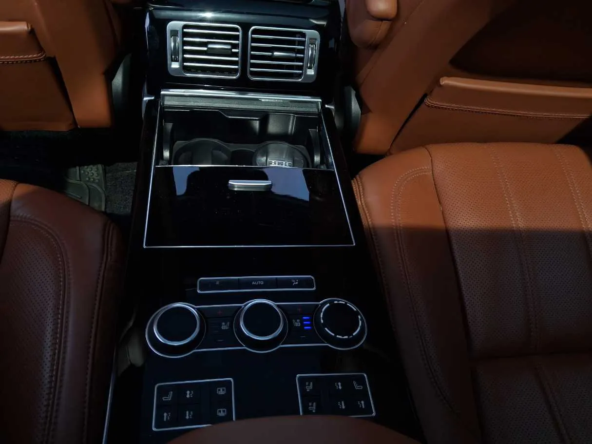 Car image 17