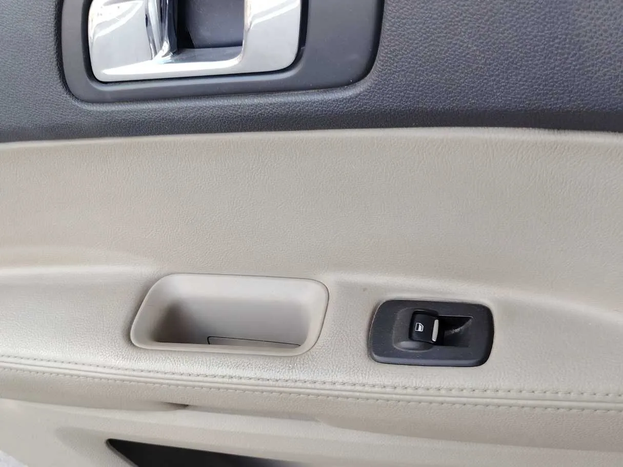 Car image 28