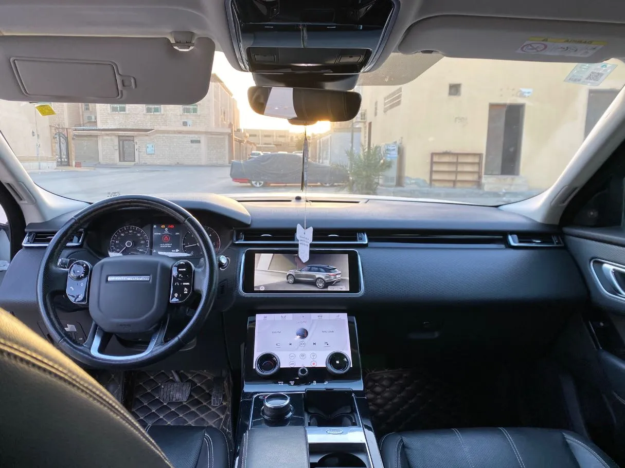 Car image 14