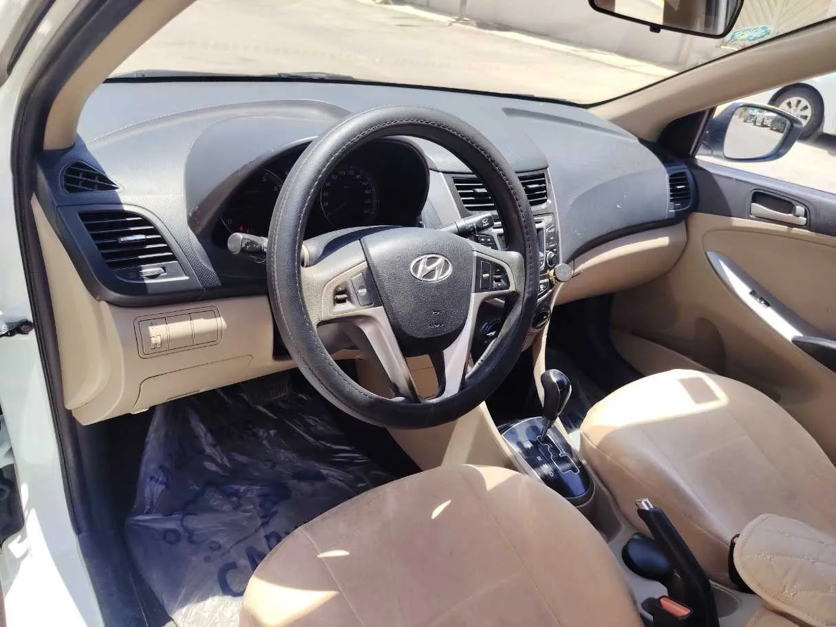 Car image 12