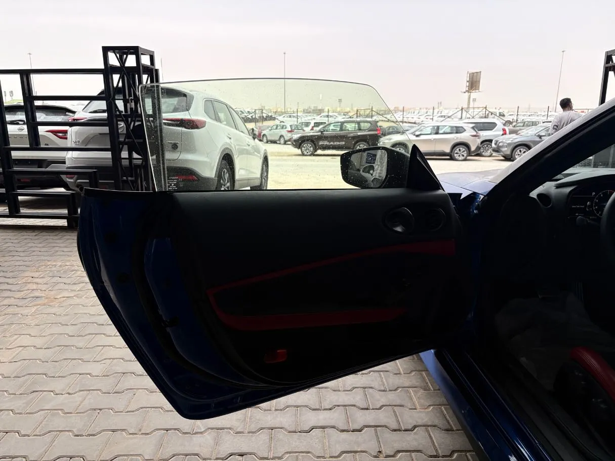 Car image 9