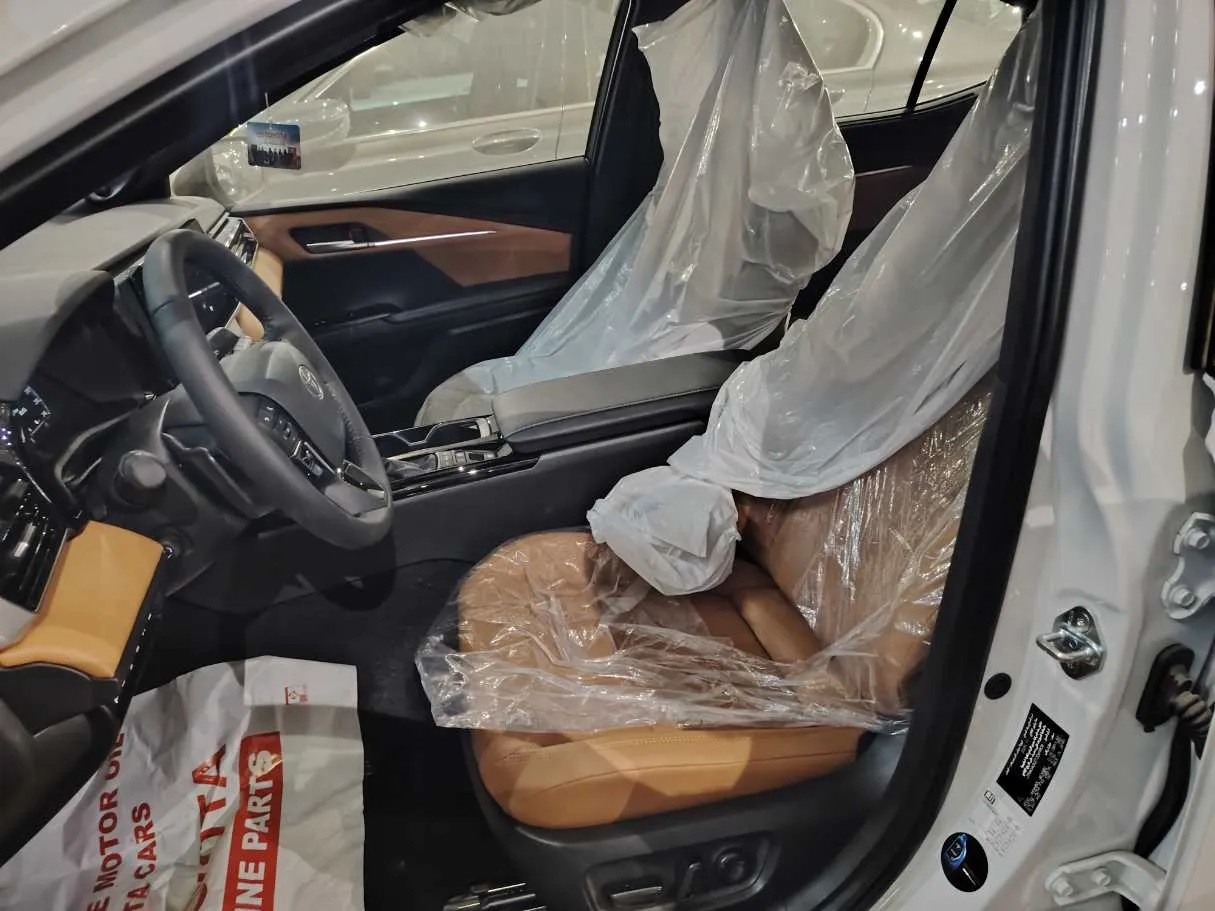 Car image 15