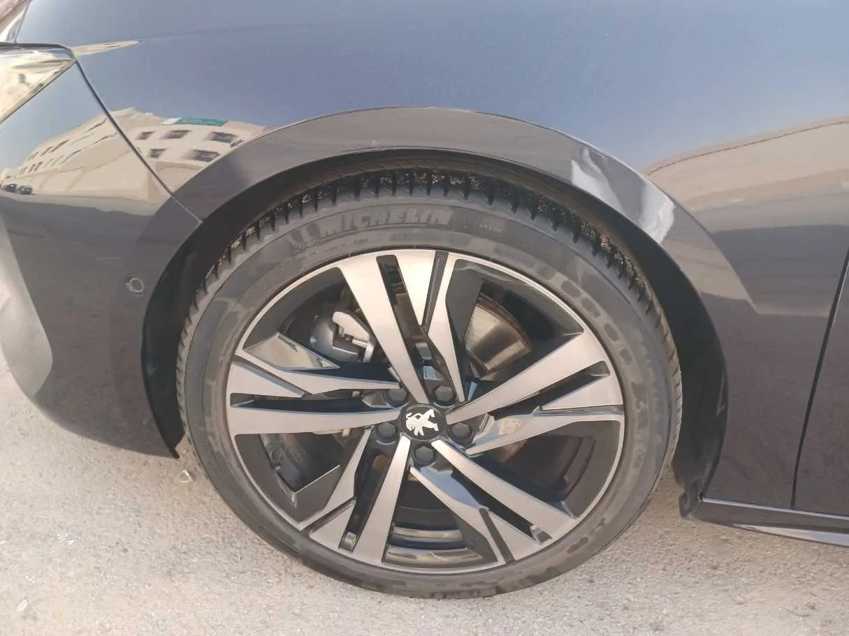 Car image 8
