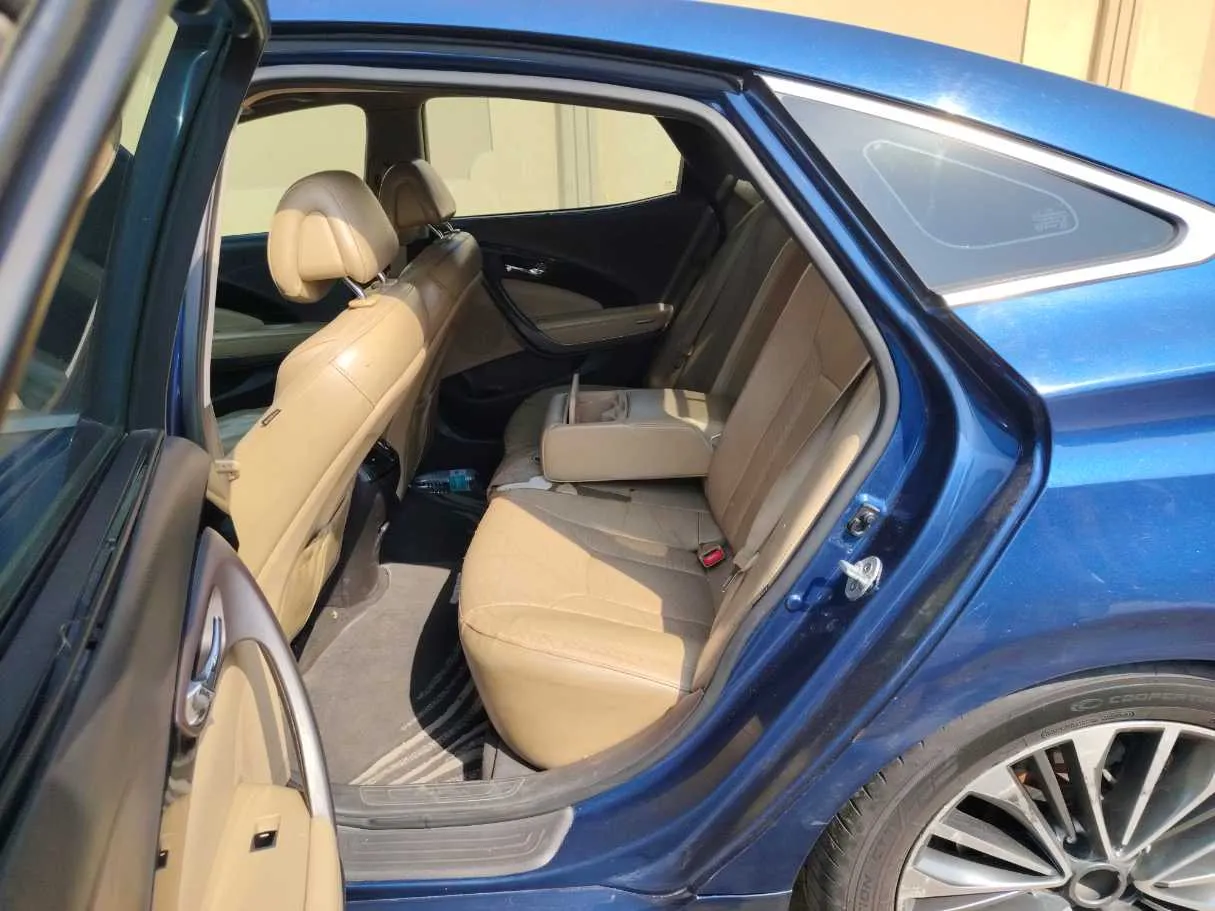 Car image 14