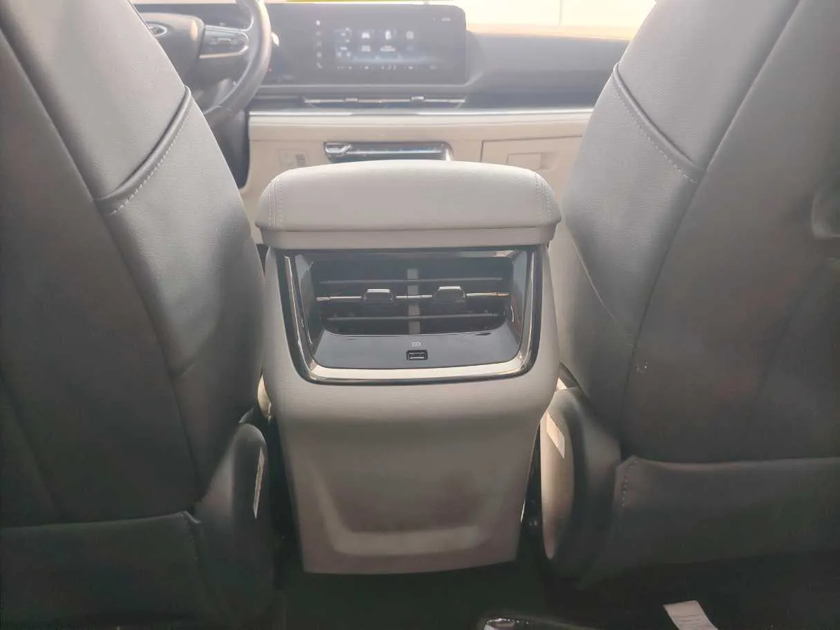 Car image 27