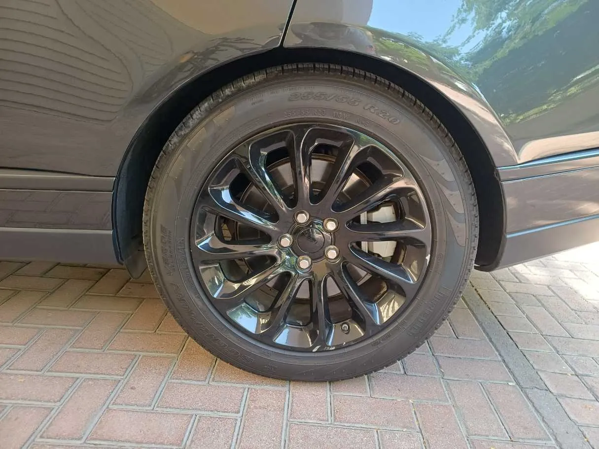 Car image 9