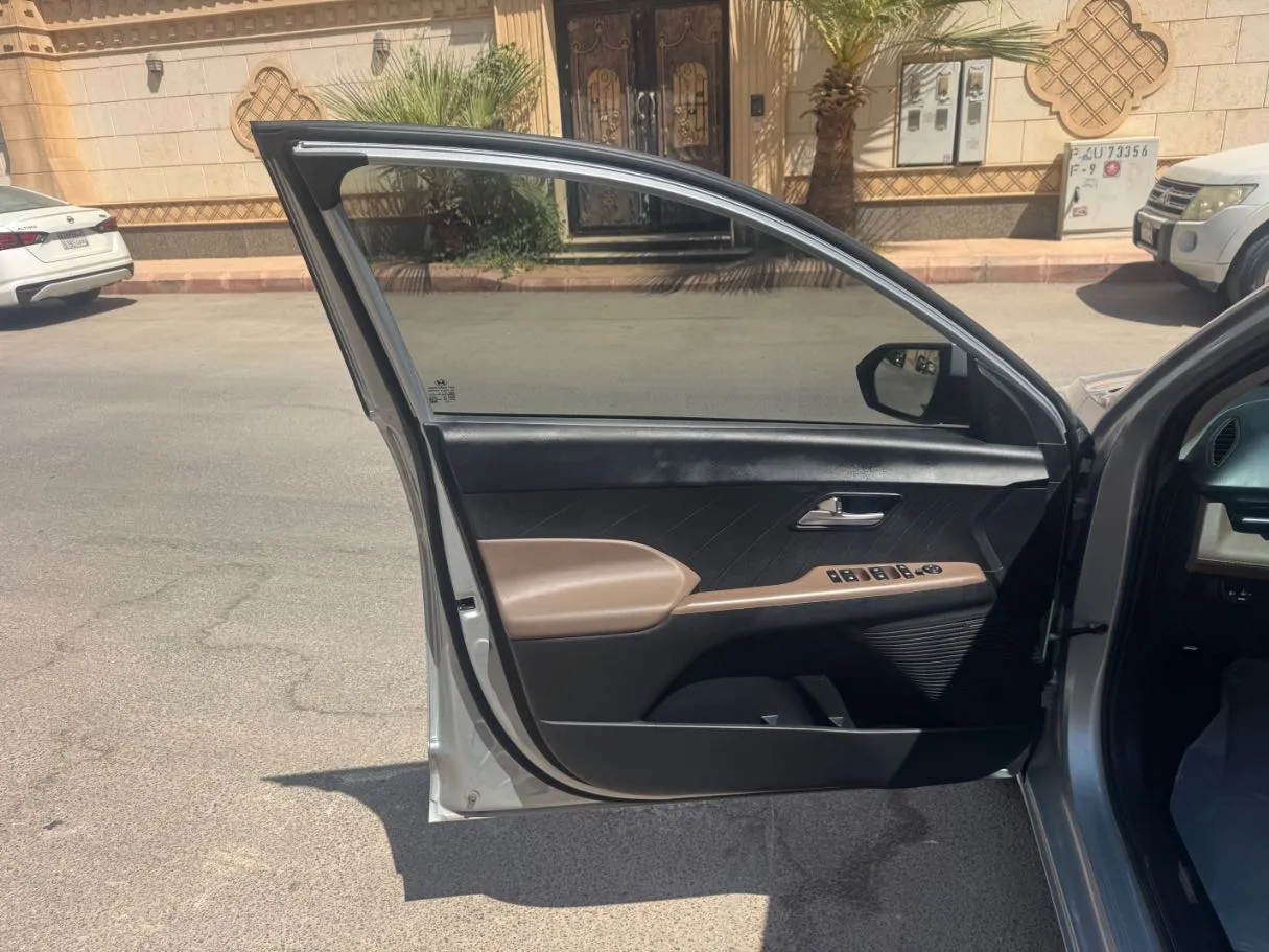 Car image 10