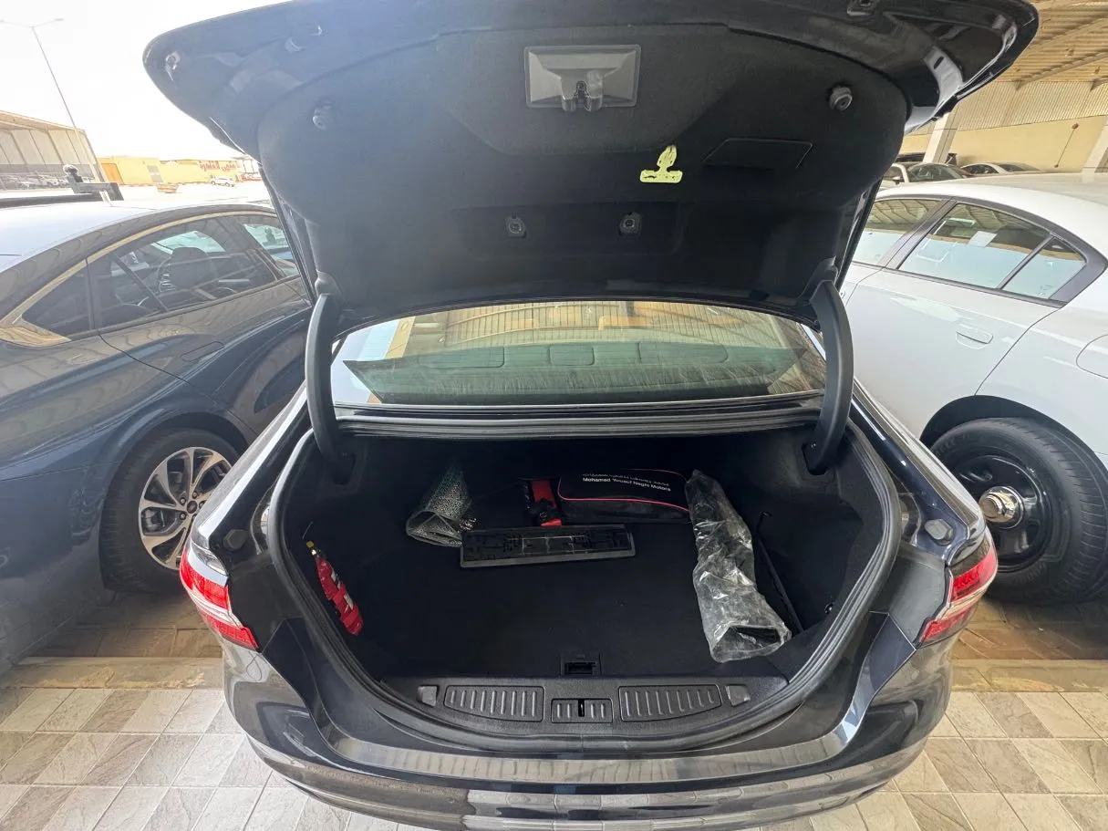 Car image 15