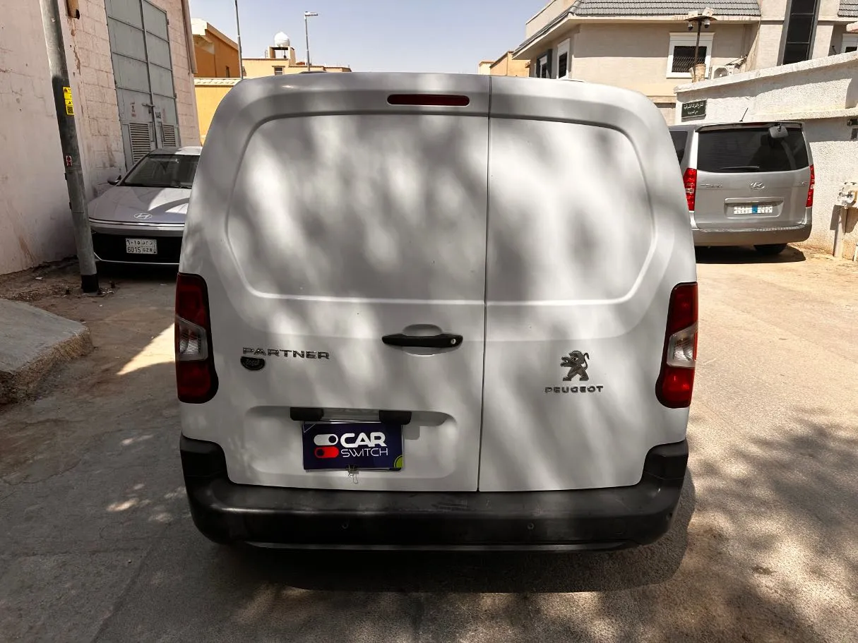 Car image 6