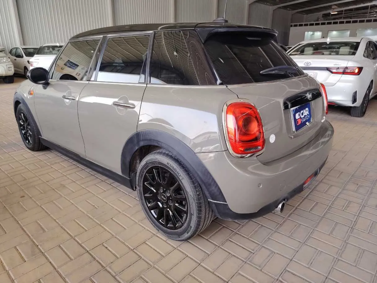 Car image 7