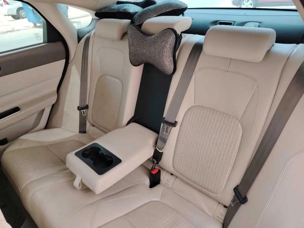Car image 14