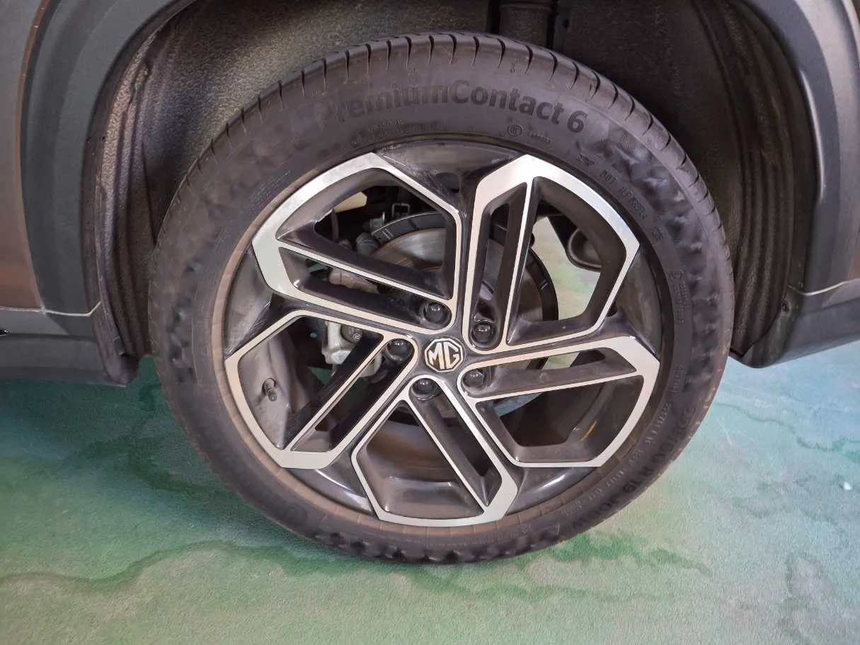 Car image 9