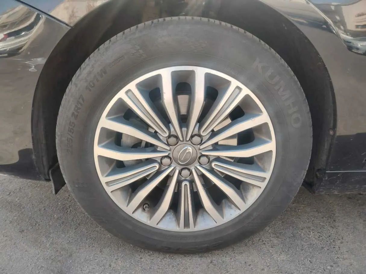 Car image 10