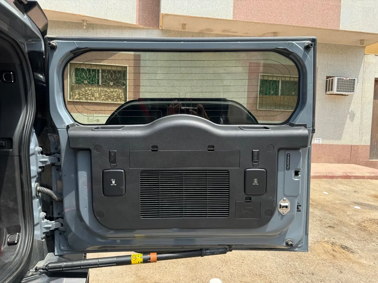 Car image 25