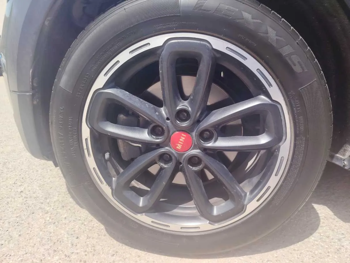 Car image 10