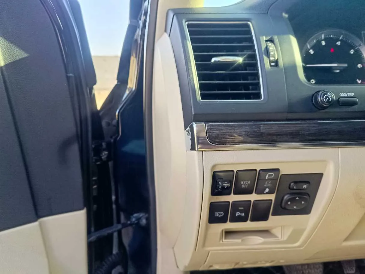 Car image 30