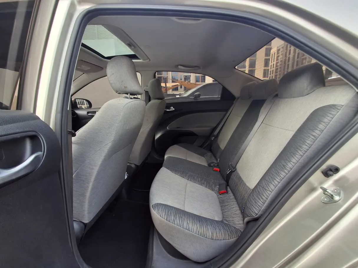 Car image 13