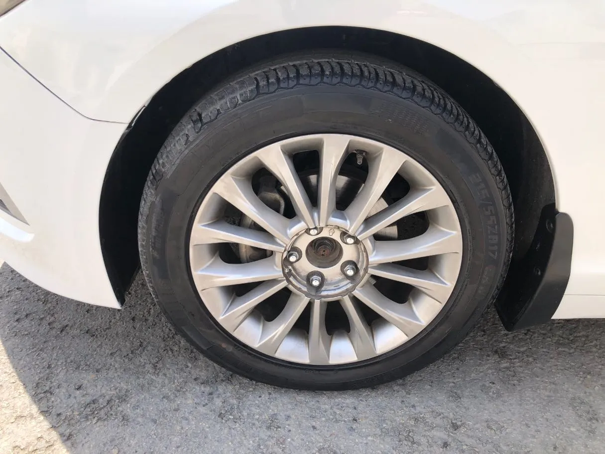 Car image 10