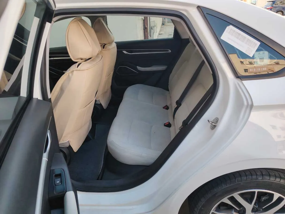 Car image 14