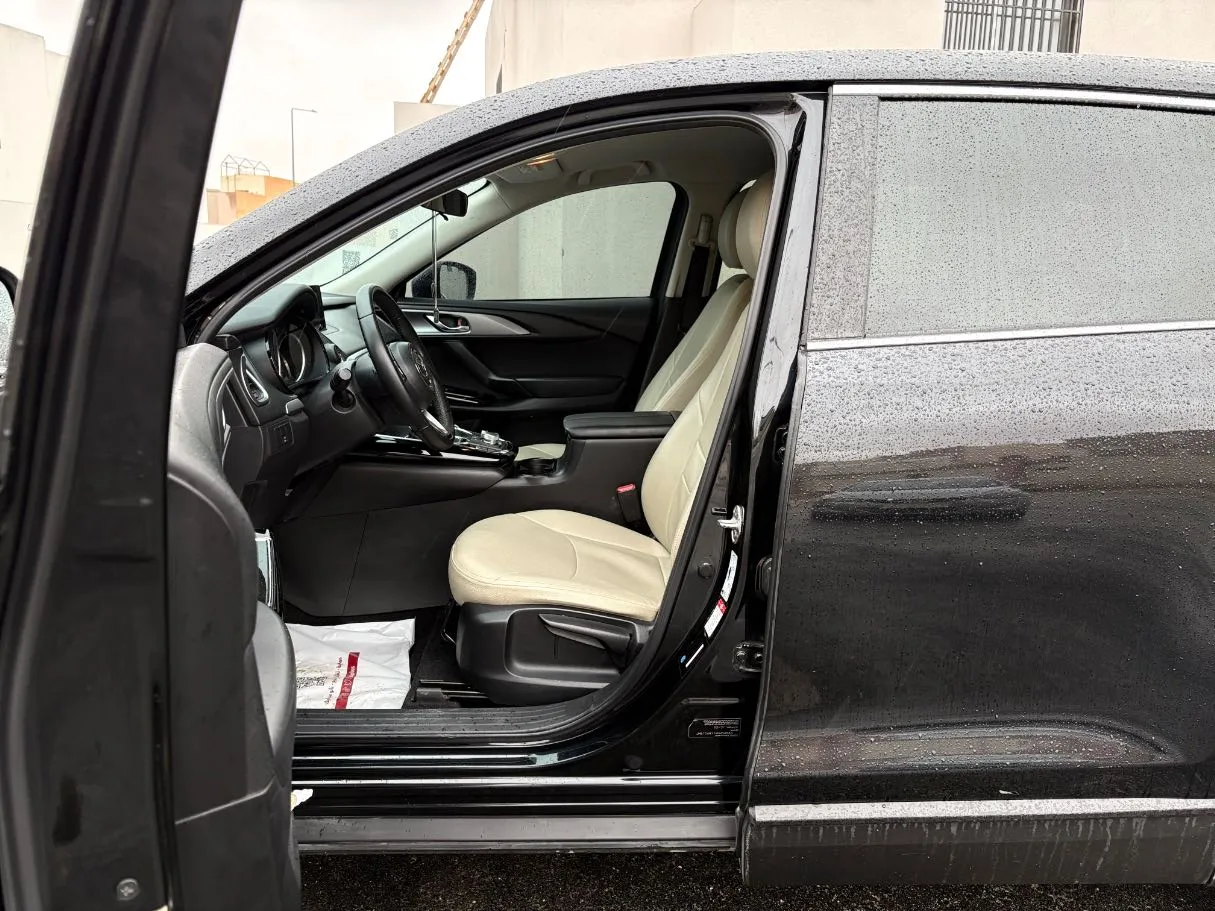 Car image 11