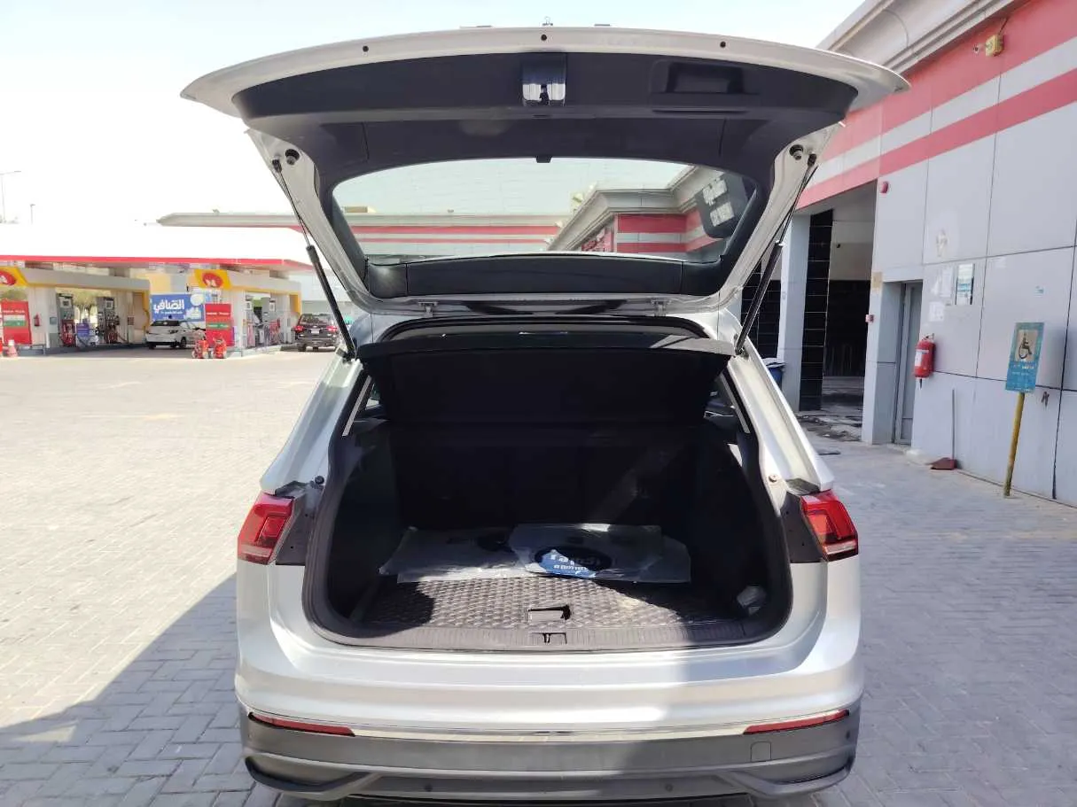 Car image 24
